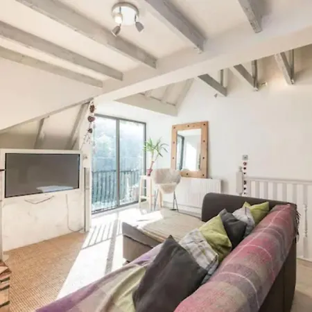 Guestready - Bright Airy Flat With River Views Free Parking - Sleeps 4 Apartment