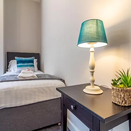 Pass The Keys Spacious And Homely Flat On The Royal Mile