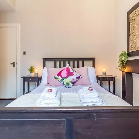 Pass The Keys Spacious And Homely Flat On The Royal Mile