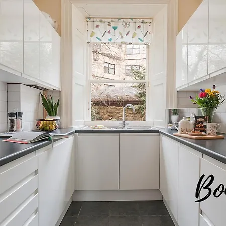 Georgian West End Main Door 2br-1ba, Near Eicc By Bonjour Residences *