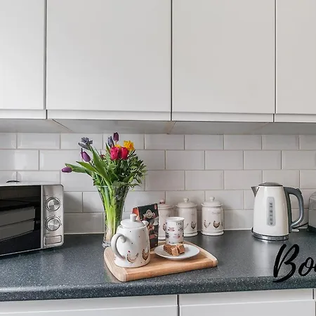 Georgian West End Main Door 2br-1ba, Near Eicc By Bonjour Residences شقة *