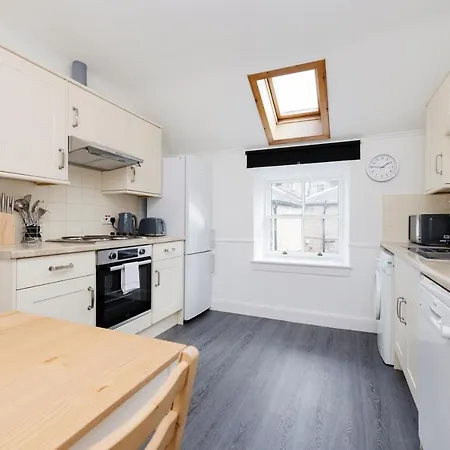 Joivy Beautiful Mews Near Princes Street Apartman