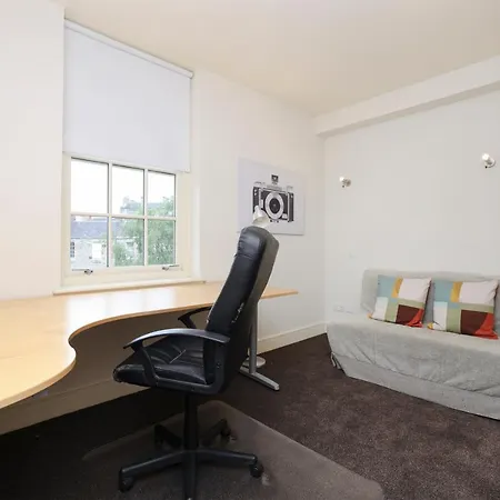 Joivy Spacious 2 Bed,2 Bath Flat, Free Parking And Rooftop Terrace شقة *