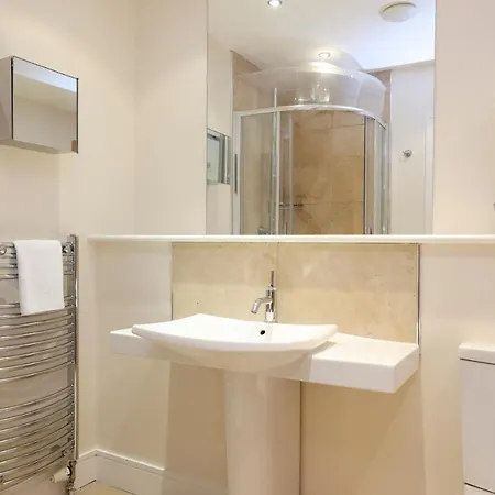 Joivy Spacious 2 Bed,2 Bath Flat, Free Parking And Rooftop Terrace شقة