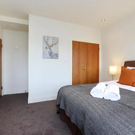 Joivy Spacious 2 Bed,2 Bath Flat, Free Parking And Rooftop Terrace إدنبرة