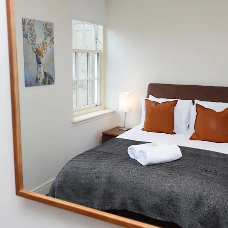 Joivy Spacious 2 Bed,2 Bath Flat, Free Parking And Rooftop Terrace Appartement Edinburgh
