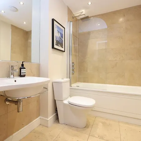Joivy Spacious 2 Bed,2 Bath Flat, Free Parking And Rooftop Terrace شقة *