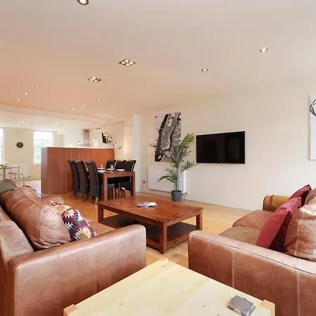 Joivy Spacious 2 Bed,2 Bath Flat, Free Parking And Rooftop Terrace * Edinburgh