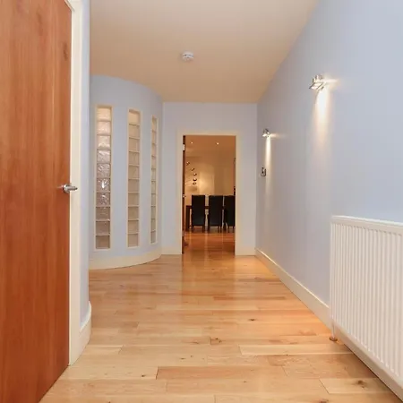 Joivy Spacious 2 Bed,2 Bath Flat, Free Parking And Rooftop Terrace Edinburgh