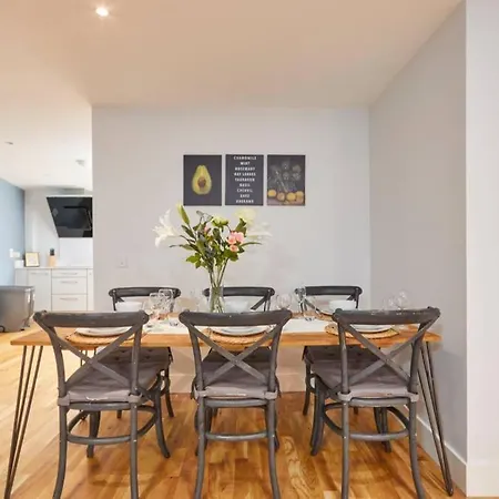 Stunning Townhouse // Sleeps 8