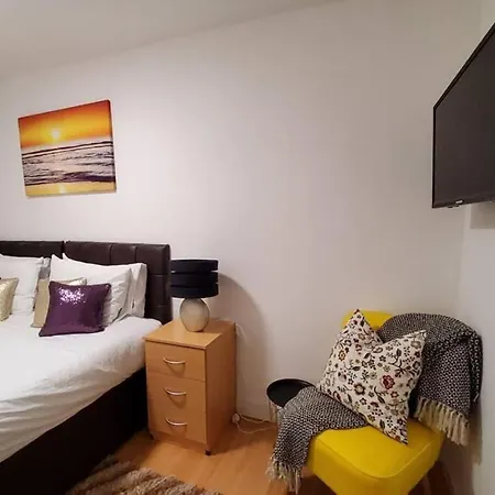 Sleeps 6 On Separate Beds, 4 Smart Tvs, Netflix Apartment *