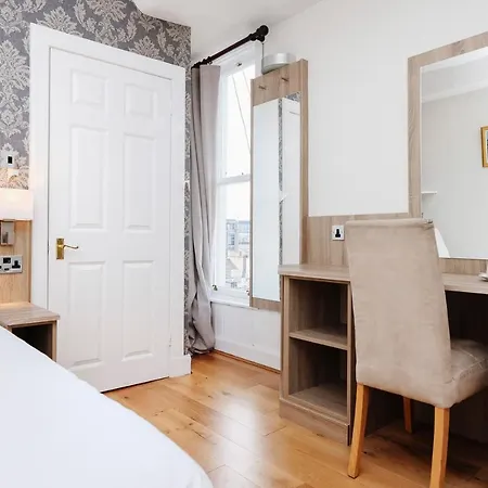 Castle Street 3*