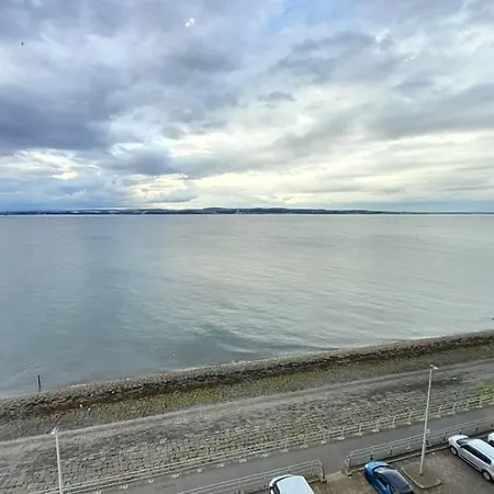 Apartment 2 Bed Aprtmt- Waterfront, 5 Beds, Parking Edinburgh