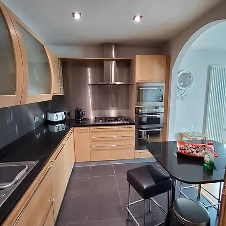 2 Bed Aprtmt- Waterfront, 5 Beds, Parking Apartman