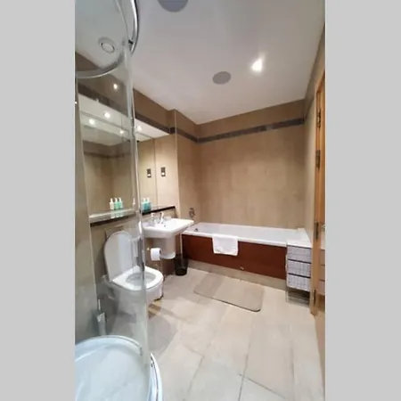 2 Bed Aprtmt- Waterfront, 5 Beds, Parking Apartment