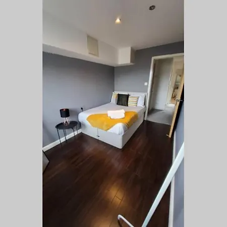 4 Separate Beds, Sleeps 6, Beautiful 2 Bed Apt * Edinburgh