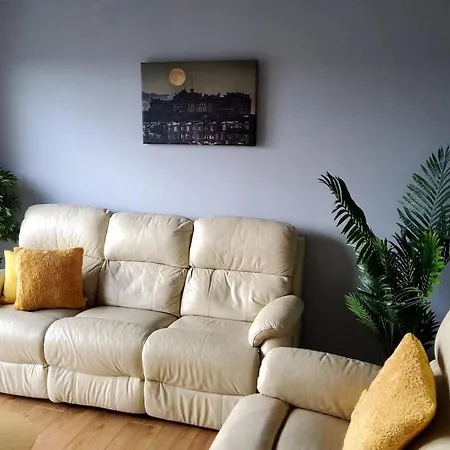 4 Separate Beds, Sleeps 6, Beautiful 2 Bed Apt