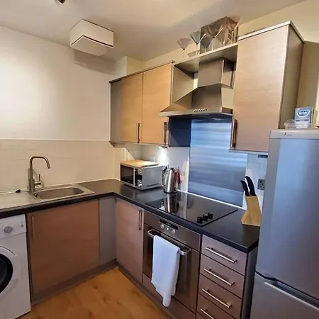 4 Separate Beds, Sleeps 6, Beautiful 2 Bed Apt Apartment