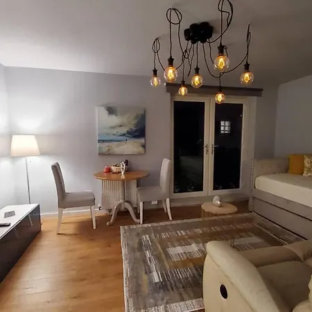 4 Separate Beds, Sleeps 6, Beautiful 2 Bed Apt Apartment *