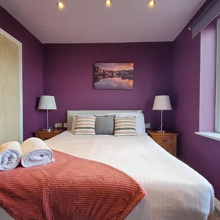 Apartment 4 Separate Beds, Sleeps 6, Beautiful 2 Bed Apt *