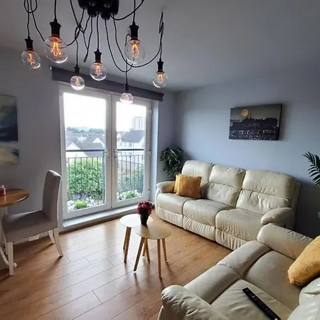 Apartment 4 Separate Beds, Sleeps 6, Beautiful 2 Bed Apt