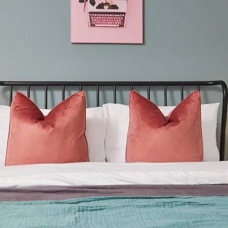 Stunning Townhouse // Sleeps 8 Edinburg