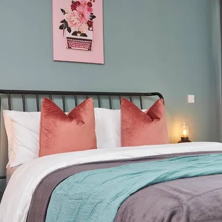 Stunning Townhouse // Sleeps 8 *
