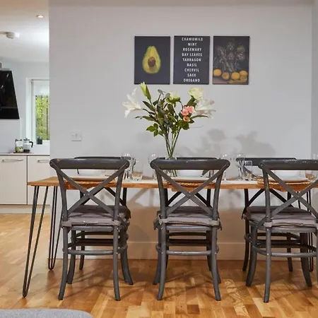 Stunning Townhouse // Sleeps 8