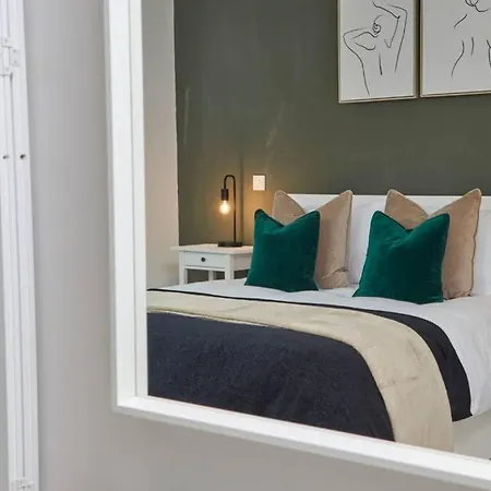 Semesterbostad Stunning Townhouse // Sleeps 8 Edinburg