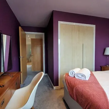 4 Separate Beds, Sleeps 6, Beautiful 2 Bed Apt Edinburgh
