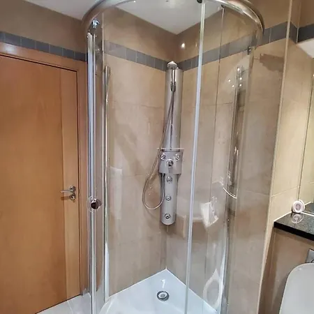 2 Bed Aprtmt- Waterfront, 5 Beds, Parking