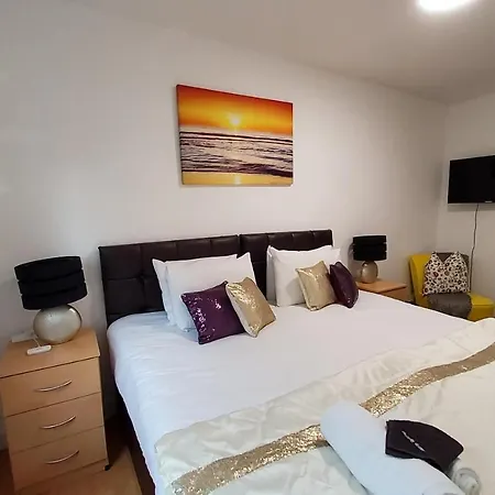 Sleeps 6 On Separate Beds, 4 Smart Tvs, Netflix Apartment *