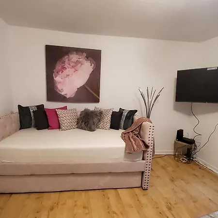 Sleeps 6 On Separate Beds, 4 Smart Tvs, Netflix Apartment Edinburgh