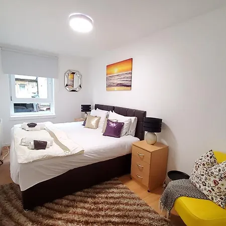 דירה Sleeps 6 On Separate Beds, 4 Smart Tvs, Netflix *