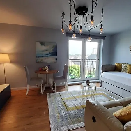 4 Separate Beds, Sleeps 6, Beautiful 2 Bed Apt Apartment *
