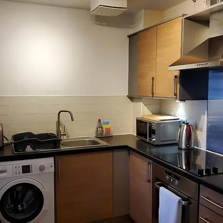 4 Separate Beds, Sleeps 6, Beautiful 2 Bed Apt Apartment