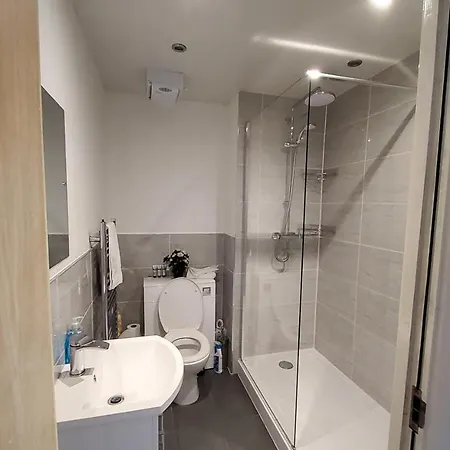 4 Separate Beds, Sleeps 6, Beautiful 2 Bed Apt Apartment