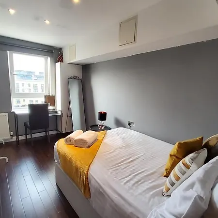 4 Separate Beds, Sleeps 6, Beautiful 2 Bed Apt Apartment