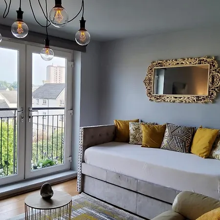 4 Separate Beds, Sleeps 6, Beautiful 2 Bed Apt
