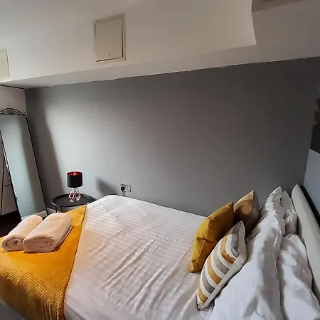 4 Separate Beds, Sleeps 6, Beautiful 2 Bed Apt Apartment *