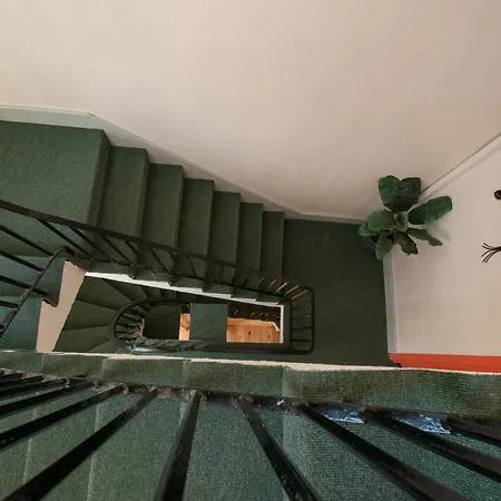 7 Bedroom Townhouse *