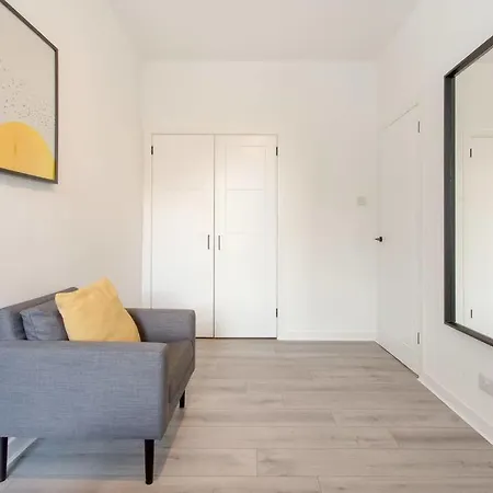 Modern & Bright 1 Bed For 4 Close To Centre! *