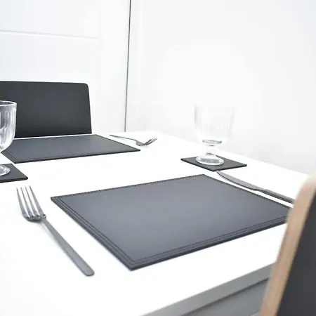 Modern & Bright 1 Bed For 4 Close To Centre!