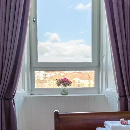 Beautiful Center 1 Bed With Park View