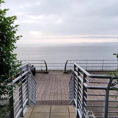 2 Bed Aprtmt- Waterfront, 5 Beds, Parking