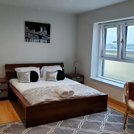 Apartment 2 Bed Aprtmt- Waterfront, 5 Beds, Parking *