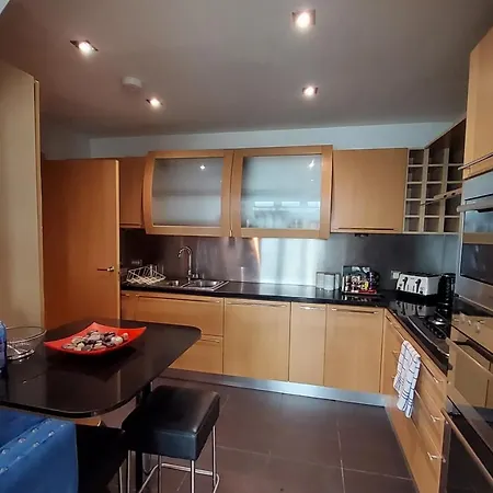 Apartment 2 Bed Aprtmt- Waterfront, 5 Beds, Parking