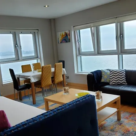 2 Bed Aprtmt- Waterfront, 5 Beds, Parking Apartman