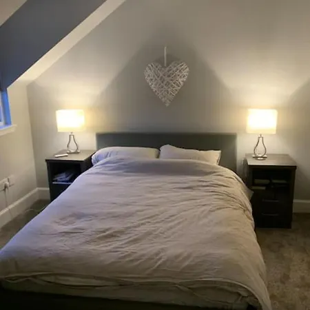 2 Bedroom Penthouse In Leafy Centre * Edinburgh