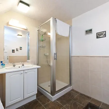 Garlands Guest house *